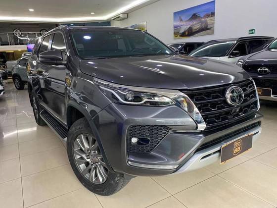 TOYOTA HILUX SW4 2.8 D-4D TURBO DIESEL SRX 7L 4X4 AUTOMÁTICO TOYOTA HILUX SW4 2.8 D-4D TURBO DIESEL SRX 7L 4X4 AUTOMÁTICO